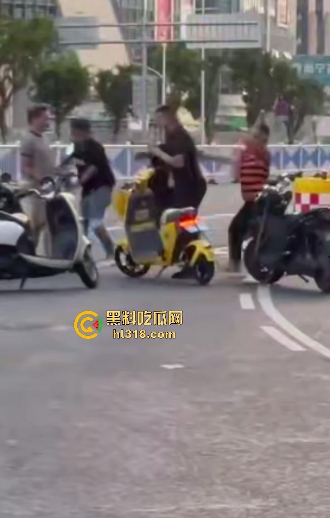南宁街头两电动车直行左转引矛盾，黑衣男被打出血摇人反杀，刚刚还嚣张的对手直接秒趴！-3