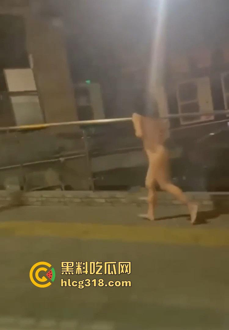 这又是谁定制的户外?郑州市区二七广场惊现裸奔女 微胖巨乳大美女晚上裸奔 这骚母狗还知道捂脸!-7