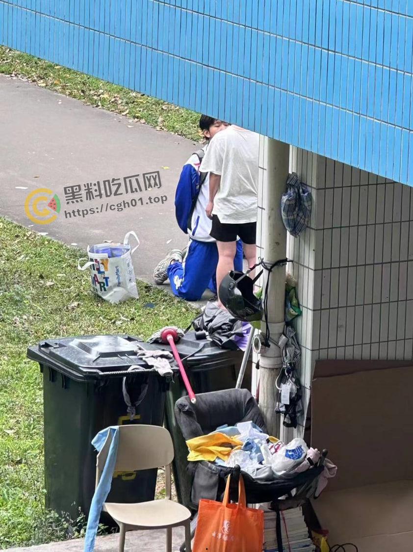 华南农业大学大瓜!高中生小男友跪宿舍楼下求原谅 被大学女友狂扇巴掌 吃瓜现场直达-3