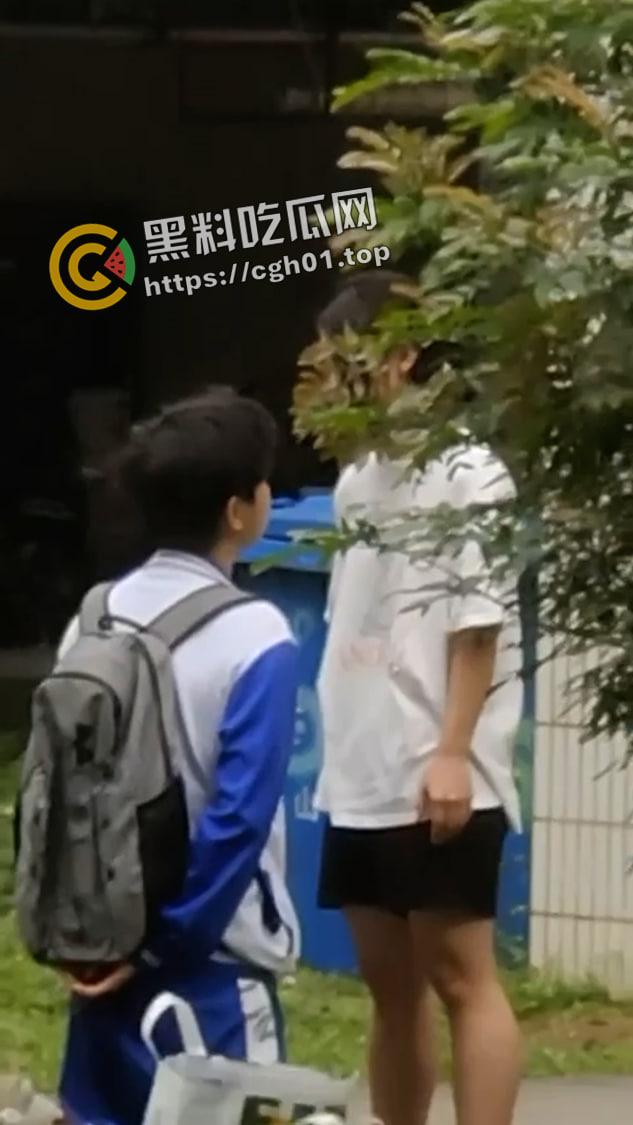 华南农业大学大瓜!高中生小男友跪宿舍楼下求原谅 被大学女友狂扇巴掌 吃瓜现场直达-4
