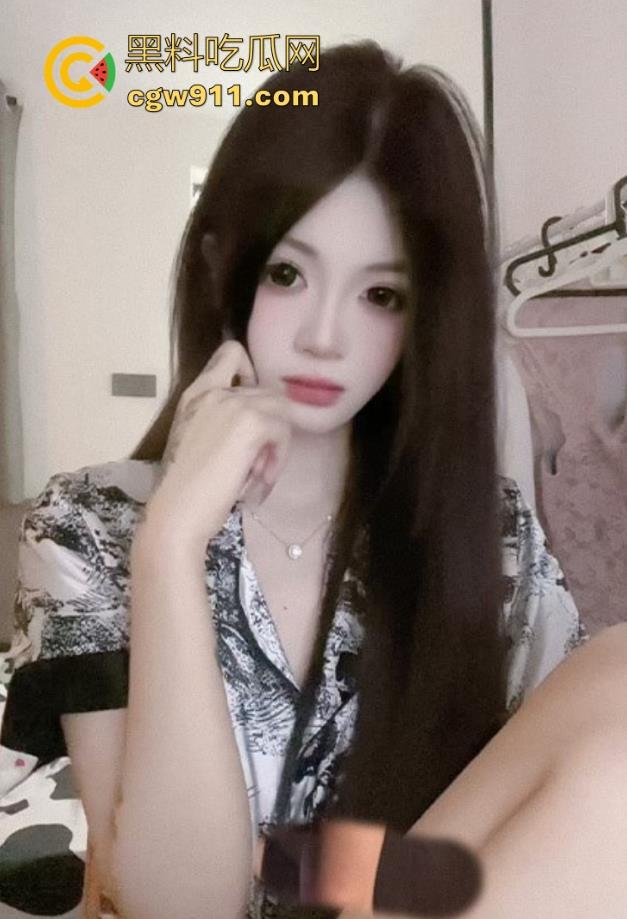 高颜值纹身母狗,制服吊带极品身材,镜前口交女上骑乘,淫水狂飙,无套猛操射胸上,爽得一批!-1