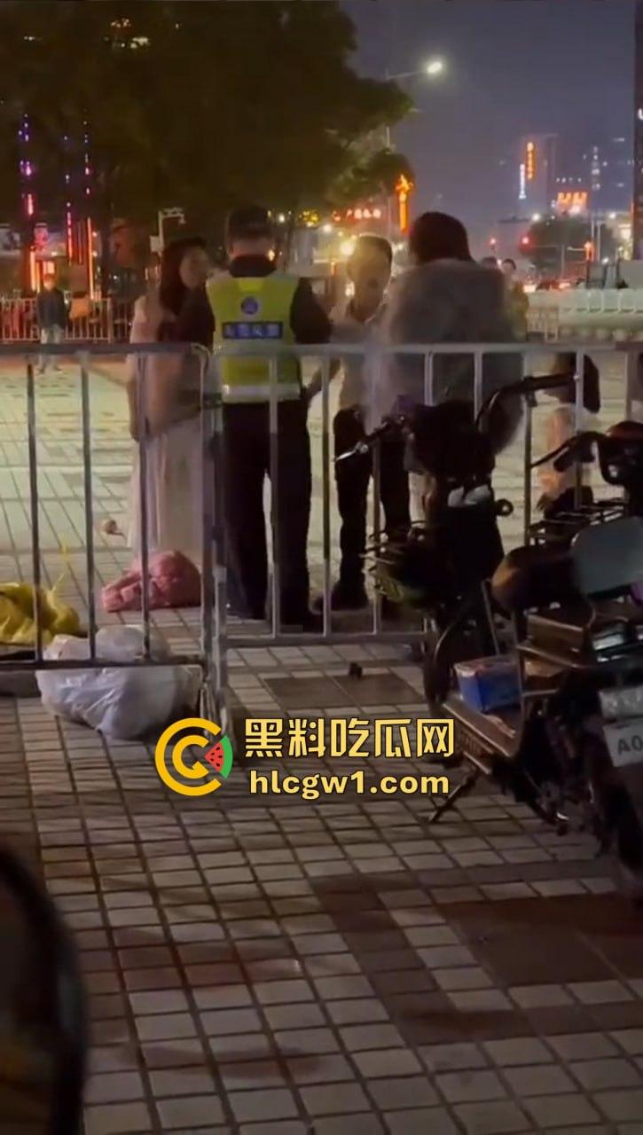 商丘街头闺蜜大撕逼!两个骚妇当街互扇,原来是照顾闺蜜老公照顾上床了!-2