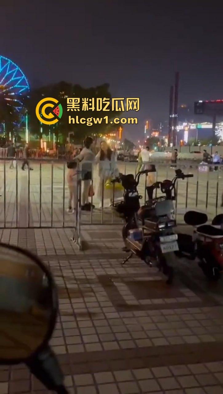 商丘街头闺蜜大撕逼!两个骚妇当街互扇,原来是照顾闺蜜老公照顾上床了!-6