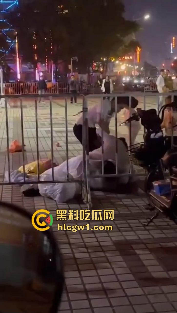 商丘街头闺蜜大撕逼!两个骚妇当街互扇,原来是照顾闺蜜老公照顾上床了!-8