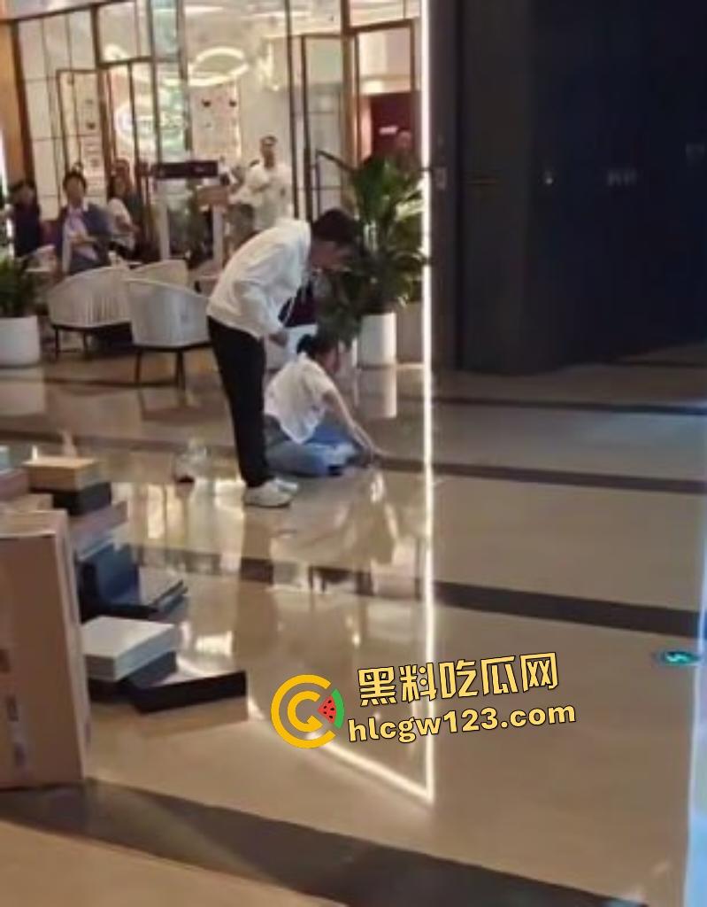 太古里男子因被朋友说穷,刀捅女子后自割咽喉,路人拿灭火器救“火”险些丧命!-3