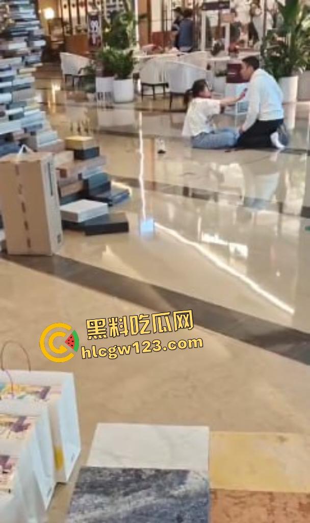 太古里男子因被朋友说穷,刀捅女子后自割咽喉,路人拿灭火器救“火”险些丧命!-6