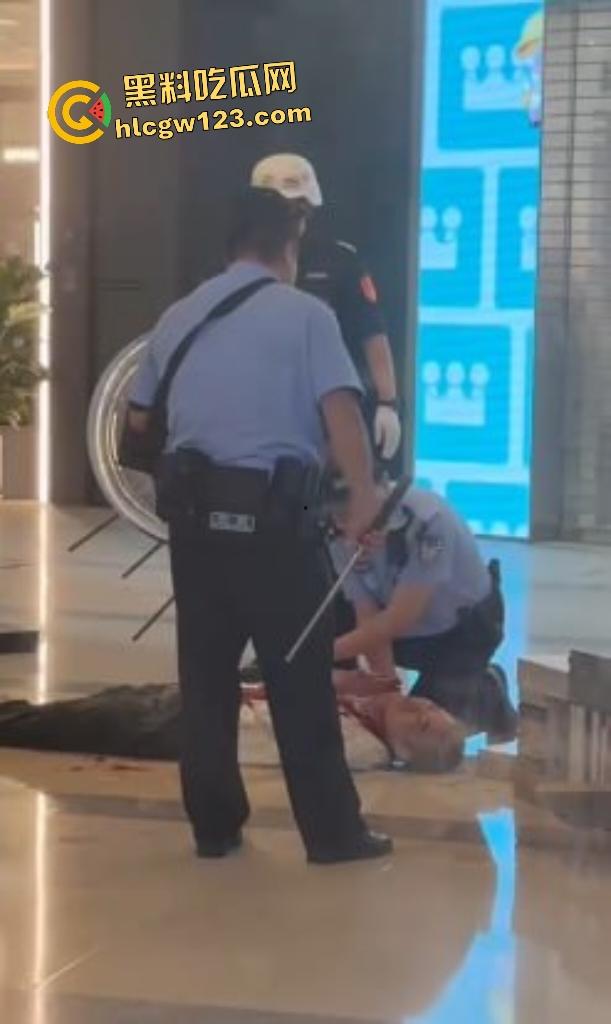 太古里男子因被朋友说穷,刀捅女子后自割咽喉,路人拿灭火器救“火”险些丧命!-7