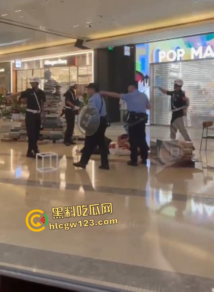 太古里男子因被朋友说穷,刀捅女子后自割咽喉,路人拿灭火器救“火”险些丧命!-8