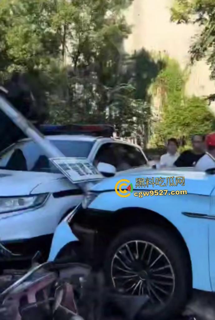 湖南衡阳红湘路口惊魂车祸!男孩睡意昏沉撞断摩托手腿,还撞警车,可笑的是交警扶他到警务室又睡着了!-3