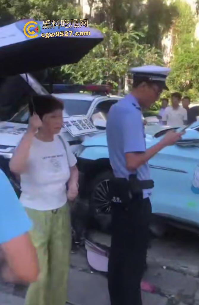 湖南衡阳红湘路口惊魂车祸!男孩睡意昏沉撞断摩托手腿,还撞警车,可笑的是交警扶他到警务室又睡着了!-4