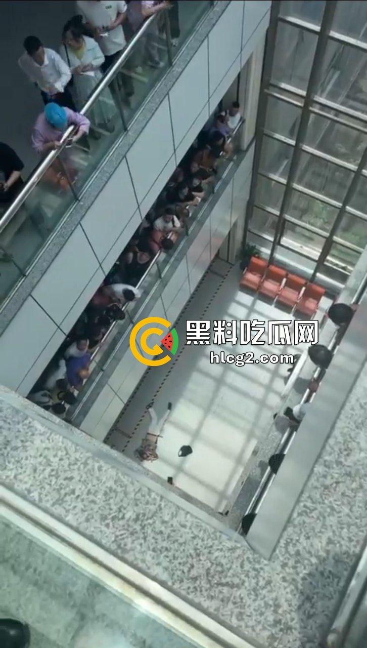 温州杀医案!完整始末!医生李晟被报复的患者家属认错人误砍伤 路人多角度拍摄完整过程!行凶者负罪跳楼自杀!-12