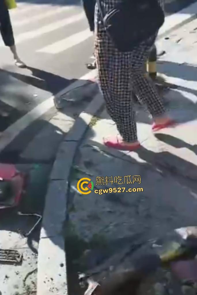 湖南衡阳红湘路口惊魂车祸!男孩睡意昏沉撞断摩托手腿,还撞警车,可笑的是交警扶他到警务室又睡着了!-6