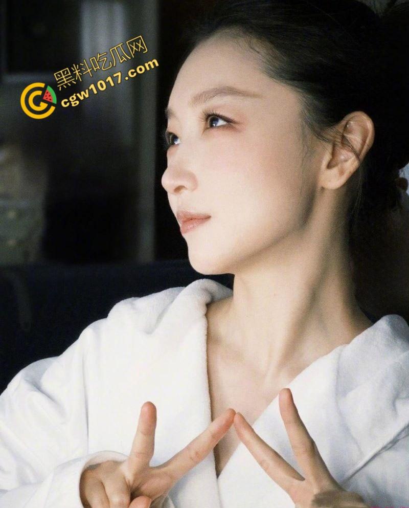 【周冬雨】VOGUE红毯透视装走光,性感仙女瞬间成爆炸新闻,行走荷尔蒙炸弹掀全网浪潮,裙摆失控全网疯传!-1