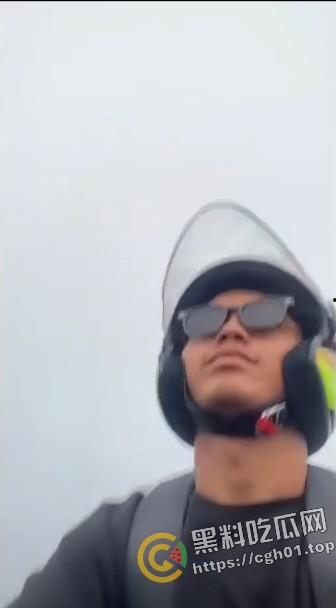 分头行动!男子骑摩托车玩手机被卡车冲撞 当场人头分离 现场血腥画面流出-2