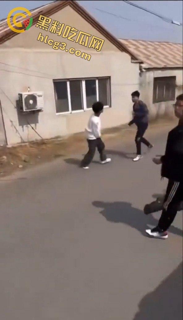 勇敢的小伙,这才是面对校园霸凌的正确方式,就是反击回去!-1