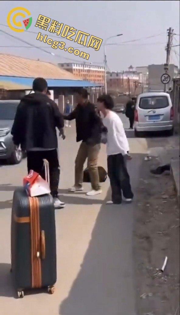 勇敢的小伙,这才是面对校园霸凌的正确方式,就是反击回去!-2