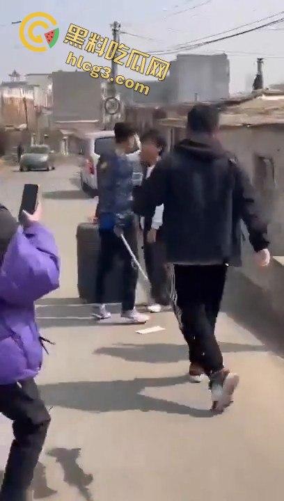 勇敢的小伙,这才是面对校园霸凌的正确方式,就是反击回去!-3