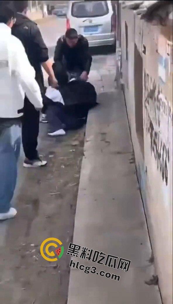 勇敢的小伙,这才是面对校园霸凌的正确方式,就是反击回去!-4