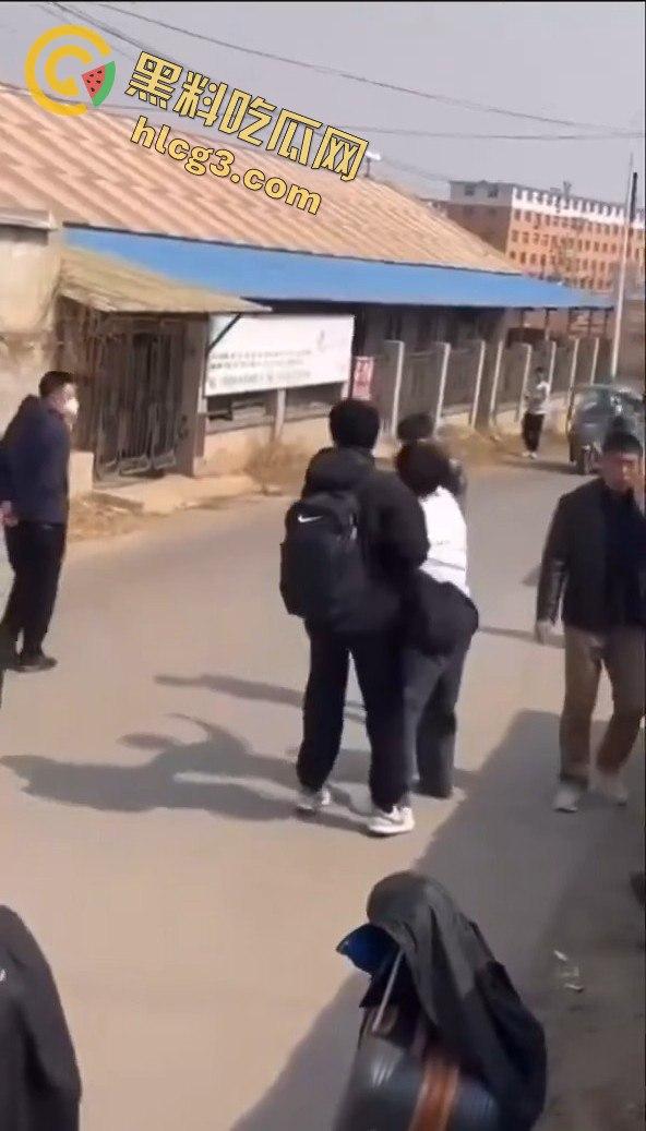 勇敢的小伙,这才是面对校园霸凌的正确方式,就是反击回去!-5