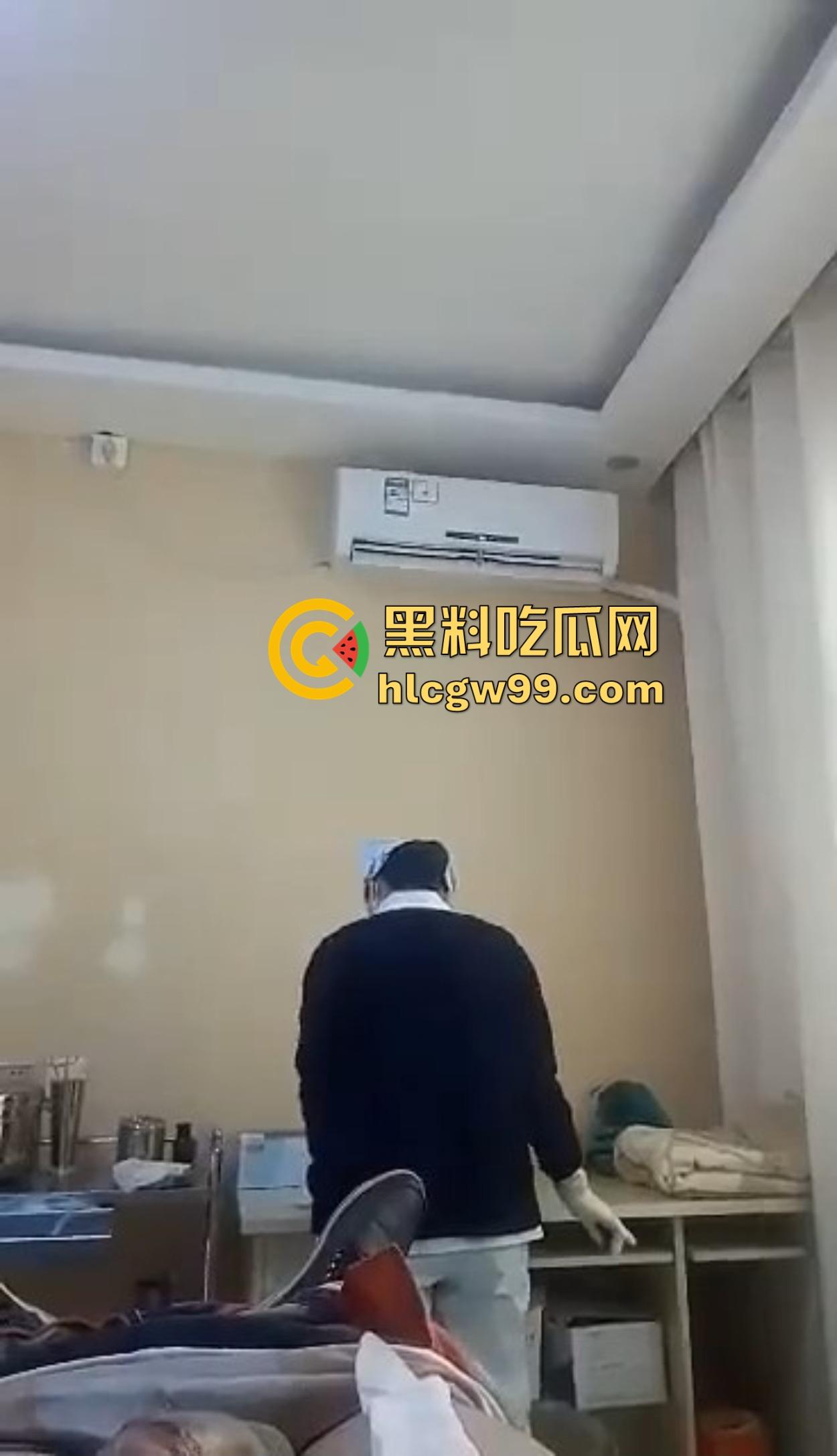 剃毛包扎变硬了?男科医院小护士手法太温柔,患者鸡巴直接顶起越摸越硬,她一句话直接把患者整破防!-8