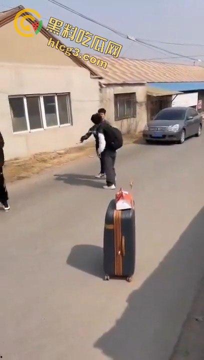 勇敢的小伙,这才是面对校园霸凌的正确方式,就是反击回去!-7