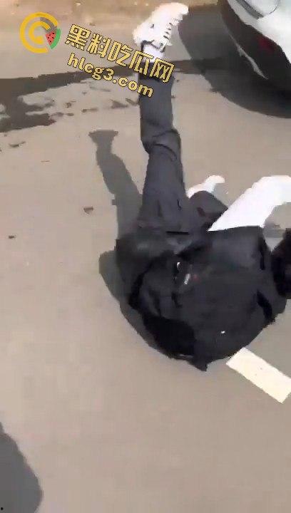 勇敢的小伙,这才是面对校园霸凌的正确方式,就是反击回去!-8