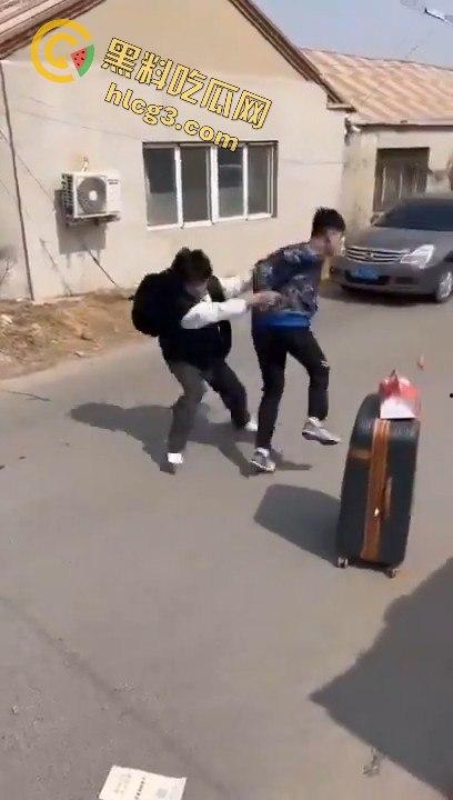 勇敢的小伙,这才是面对校园霸凌的正确方式,就是反击回去!-9