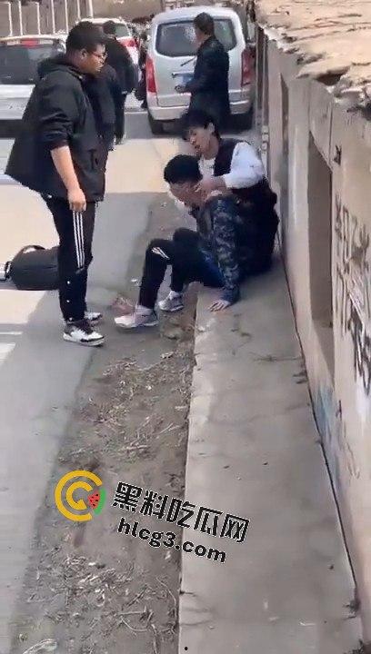 勇敢的小伙,这才是面对校园霸凌的正确方式,就是反击回去!-10