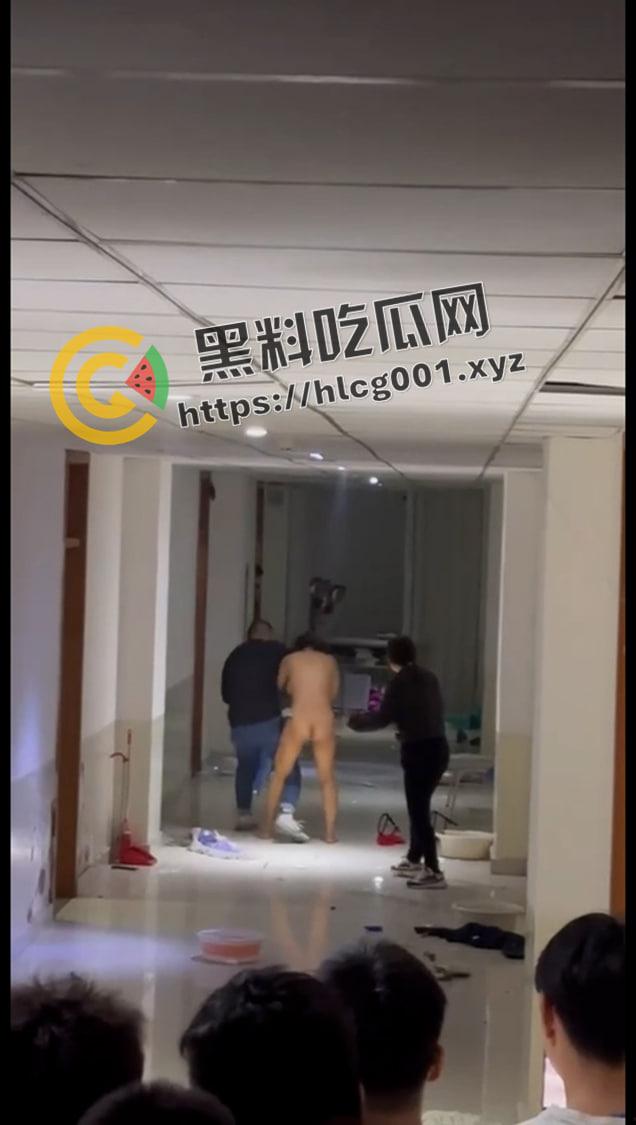 集宁师范学院裸女大闹男生宿舍楼!分手后精神崩溃 一丝不挂大战男生宿舍 小仙女发飙了还给大家看奶子-1