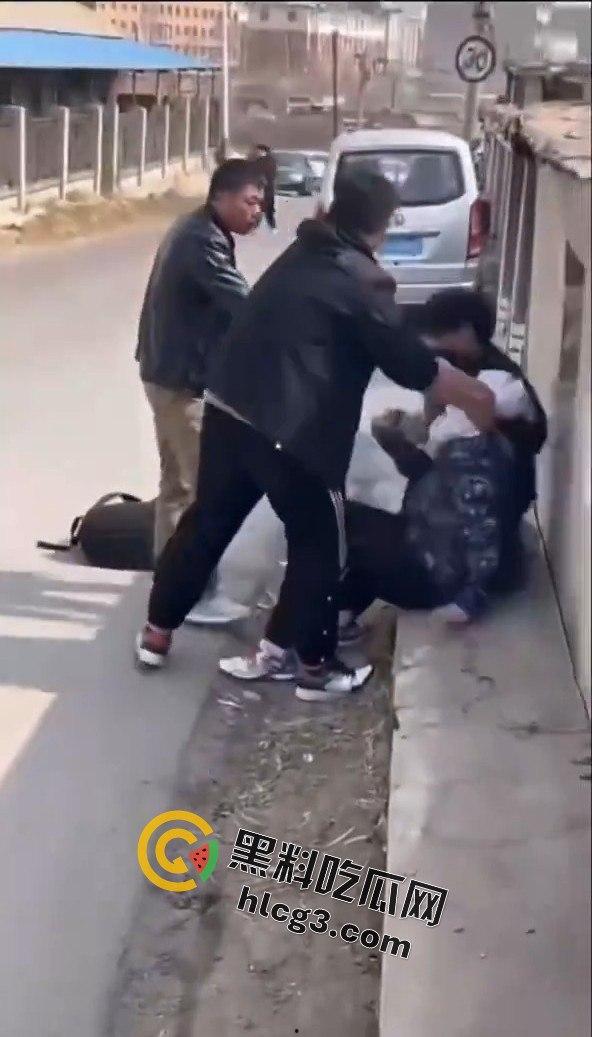 勇敢的小伙,这才是面对校园霸凌的正确方式,就是反击回去!-11