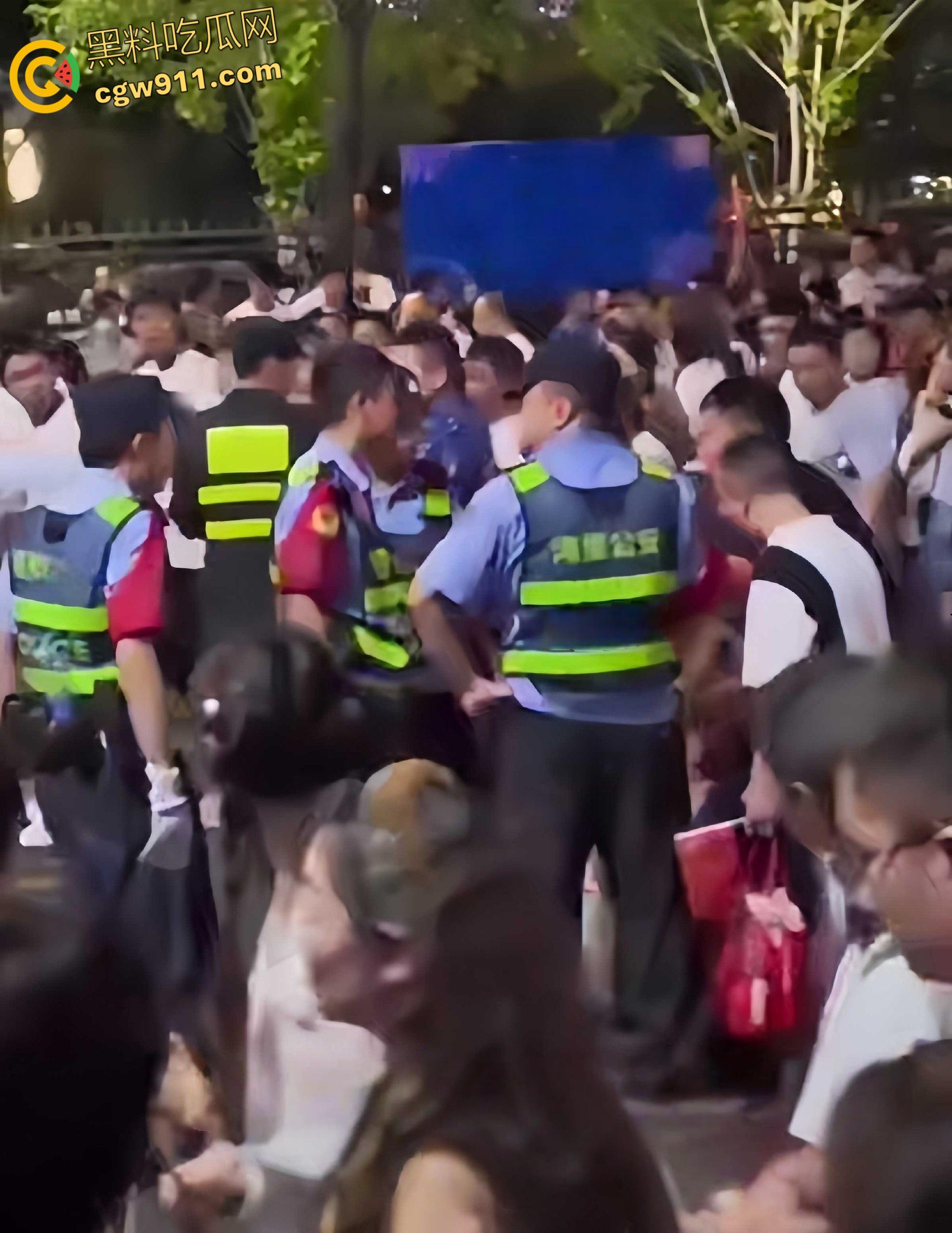 南昌乌龙事件,男子带姐姐一家看烟花不慎走散,他光膀子挥折扇喊外甥,被误认持刀被人群围剿 !-8