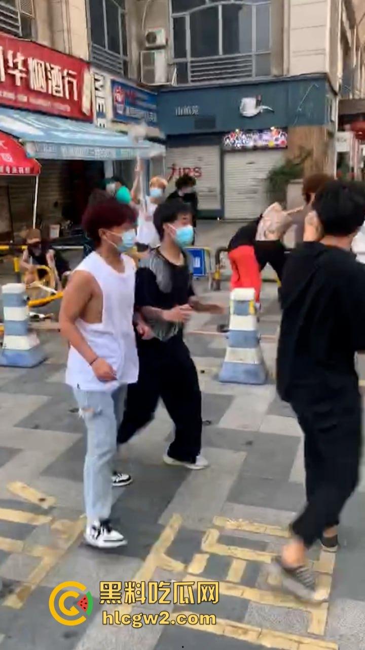 河南许昌精神小伙街头互殴 拳拳到肉脏话连篇 火拼现场堪比古惑仔-7