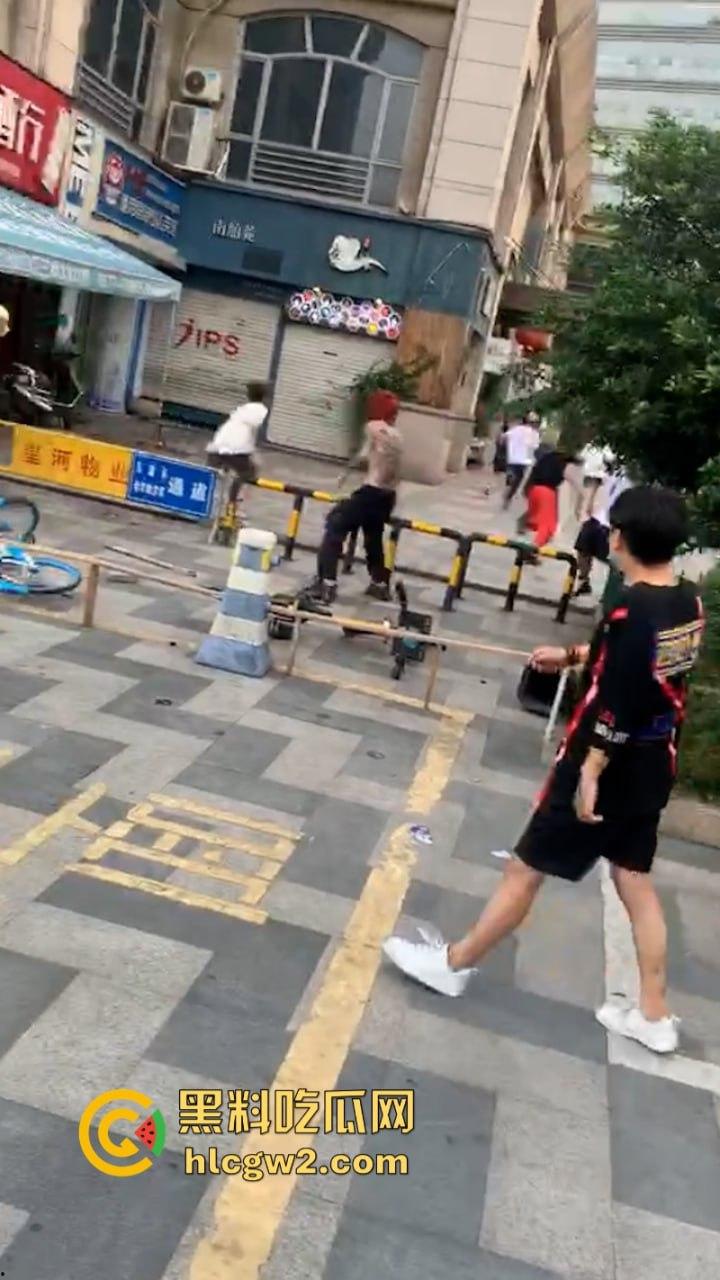 河南许昌精神小伙街头互殴 拳拳到肉脏话连篇 火拼现场堪比古惑仔-9