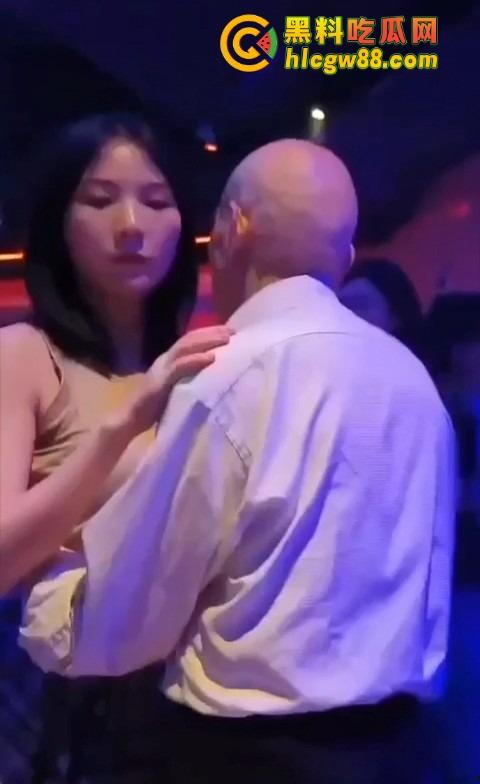 你大爷还是你大爷，退休不跳广场舞，直接拿退休金冲妹子，享受生活才是硬道理！-1