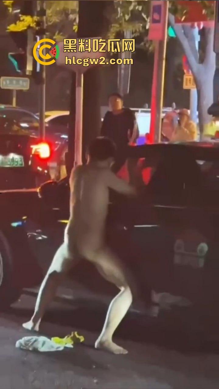 裸男拦车日钢板 黑色汽车成泄欲对象,围观群众笑到胃抽筋, 他是金刚钻转世吧?真TM钢板日穿郎!-3
