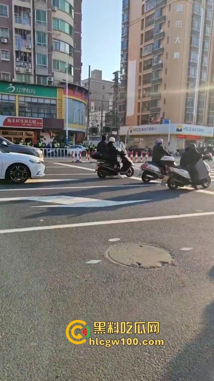 大爷不语只想砍人 汕尾市海丰县单身老头当街挥刀泄愤吓坏路人 疑似故意混牢饭?-5