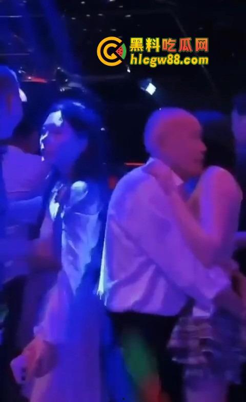 你大爷还是你大爷，退休不跳广场舞，直接拿退休金冲妹子，享受生活才是硬道理！-9