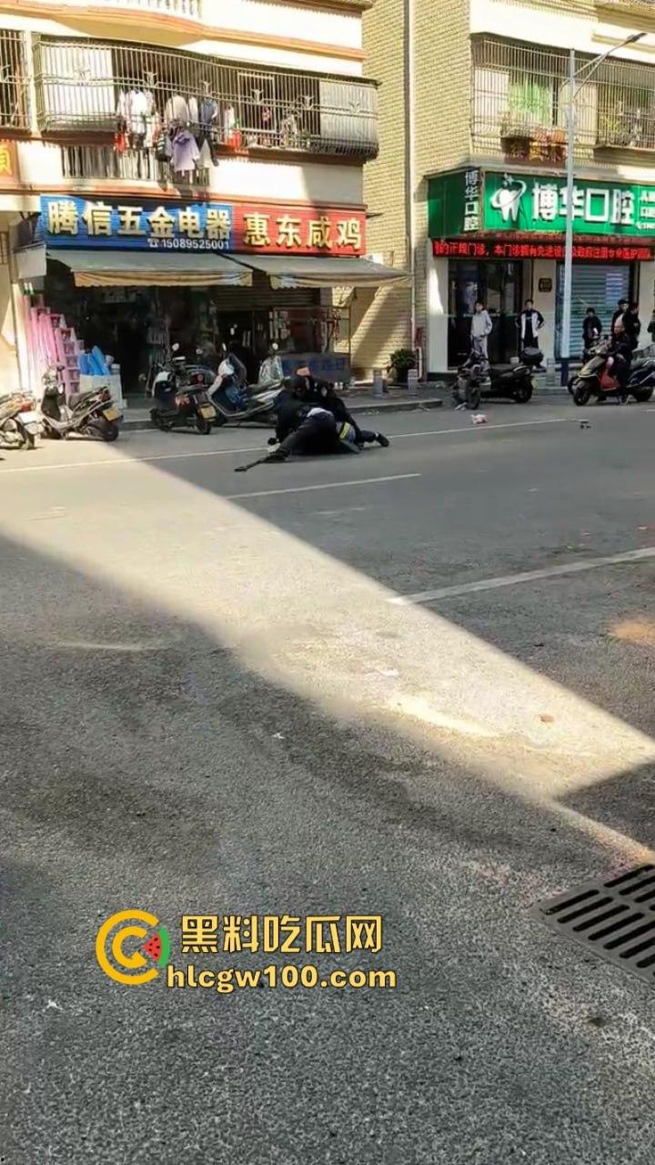 大爷不语只想砍人 汕尾市海丰县单身老头当街挥刀泄愤吓坏路人 疑似故意混牢饭?-6