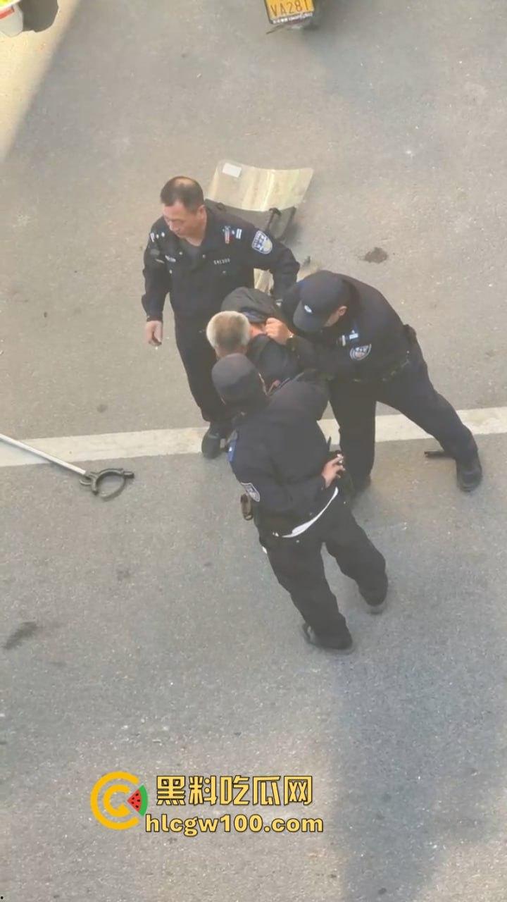 大爷不语只想砍人 汕尾市海丰县单身老头当街挥刀泄愤吓坏路人 疑似故意混牢饭?-8