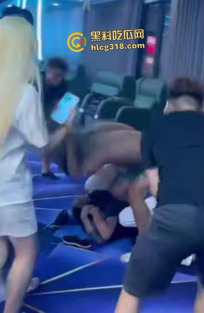 台球室赌徒疯狂群殴两小伙!台球棍和台球直打脑门,棍子打断血流满面,其中一小伙见势不妙直接逃走!-7