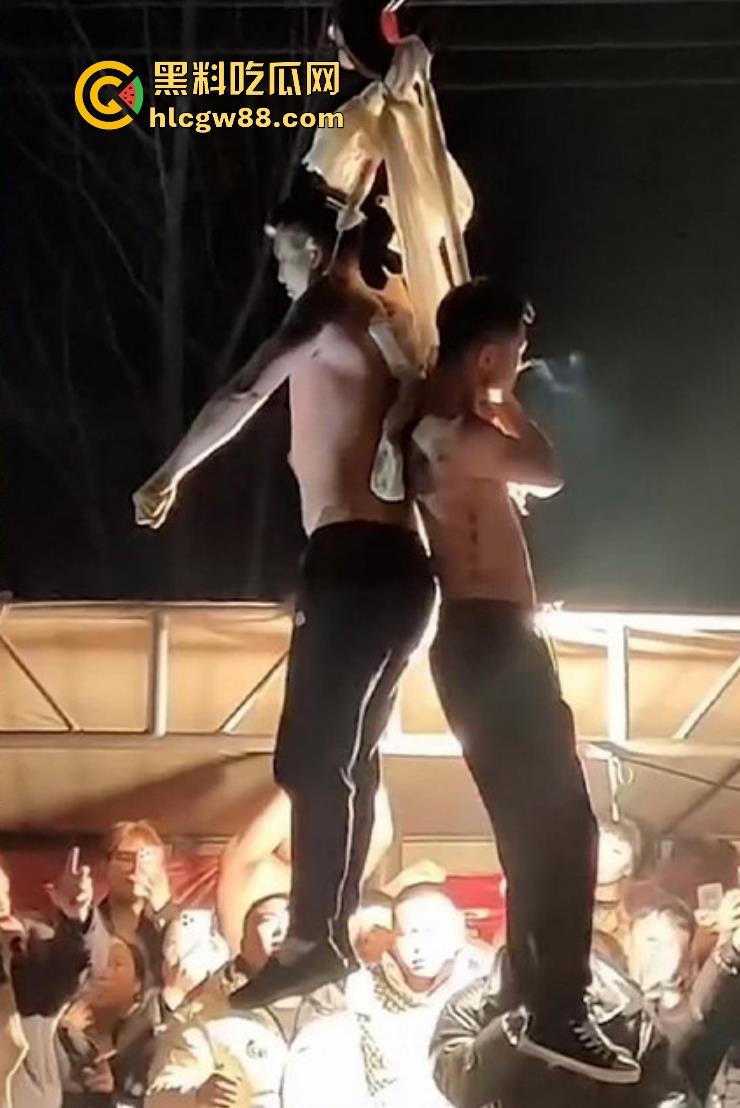 辽宁营口大石桥对棚艺人梦魇,吃瓜见证铁丝穿嘴竹筒之舞,诡异美感看着就疼!-5