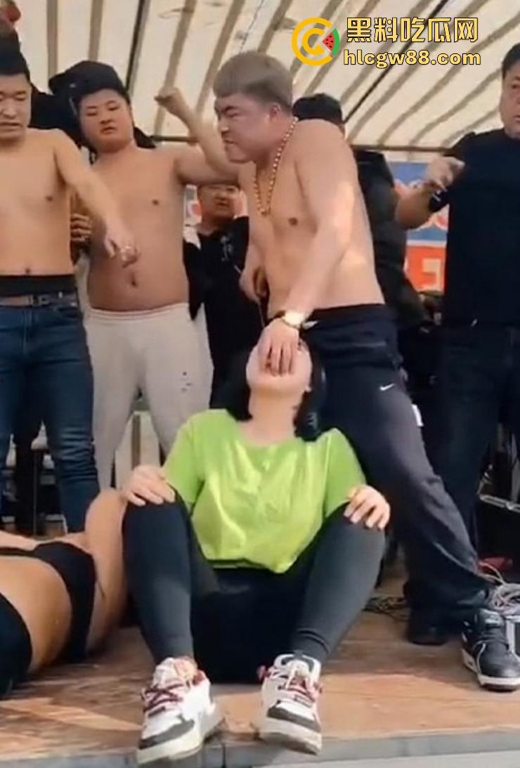 辽宁营口大石桥对棚艺人梦魇,吃瓜见证铁丝穿嘴竹筒之舞,诡异美感看着就疼!-6