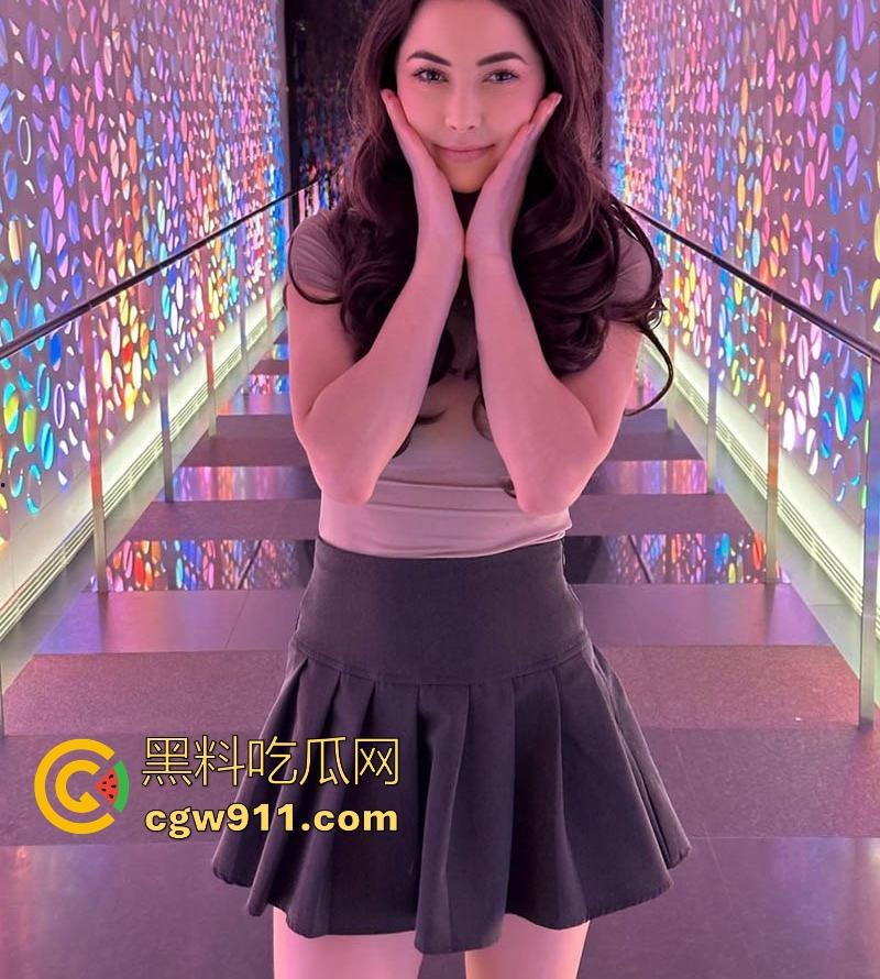 OF性感博主【莫尔肯达尔贝克】最新作品曝光,变身淫荡深喉女王,双飞口交大屌,热精喷射糊满她精致脸蛋!-1