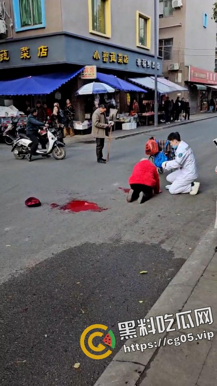 四川成都新都正因小区菜市场杀人案现场画面！一新疆人疑似精神病连砍八人-5