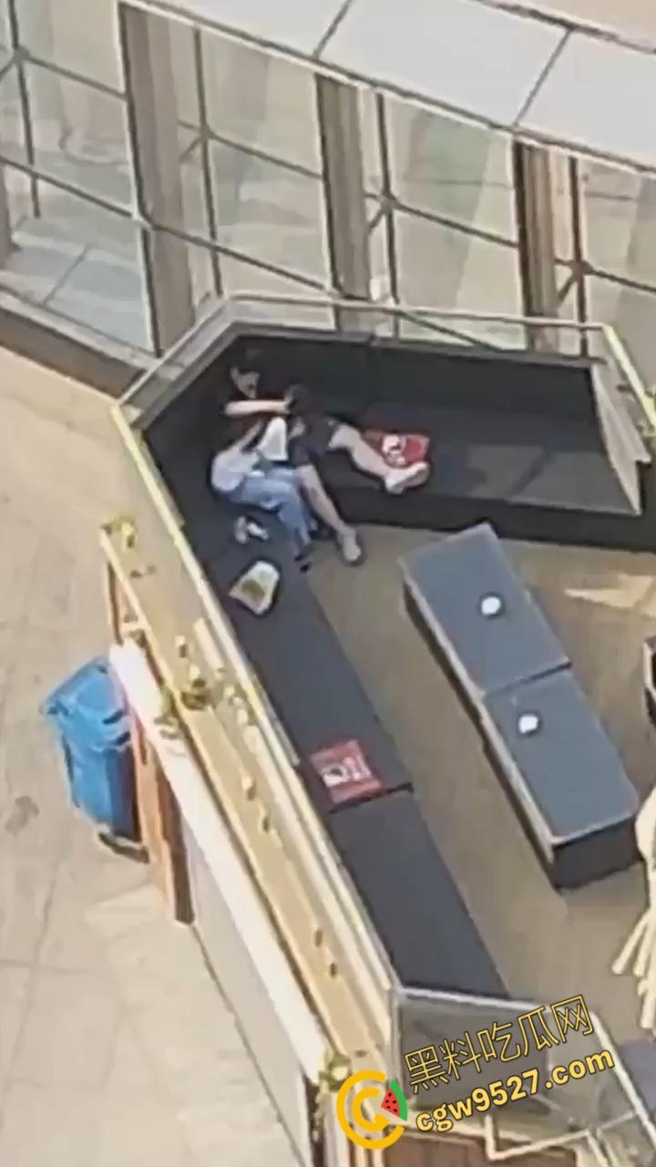 北京工业大学体育馆,一男女上演吃鸡大戏,女主含情脉脉的吞吐着大屌,大白天的两人毫不畏惧羞涩 !-4