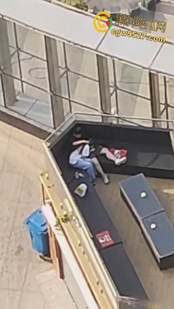 北京工业大学体育馆,一男女上演吃鸡大戏,女主含情脉脉的吞吐着大屌,大白天的两人毫不畏惧羞涩 !-6