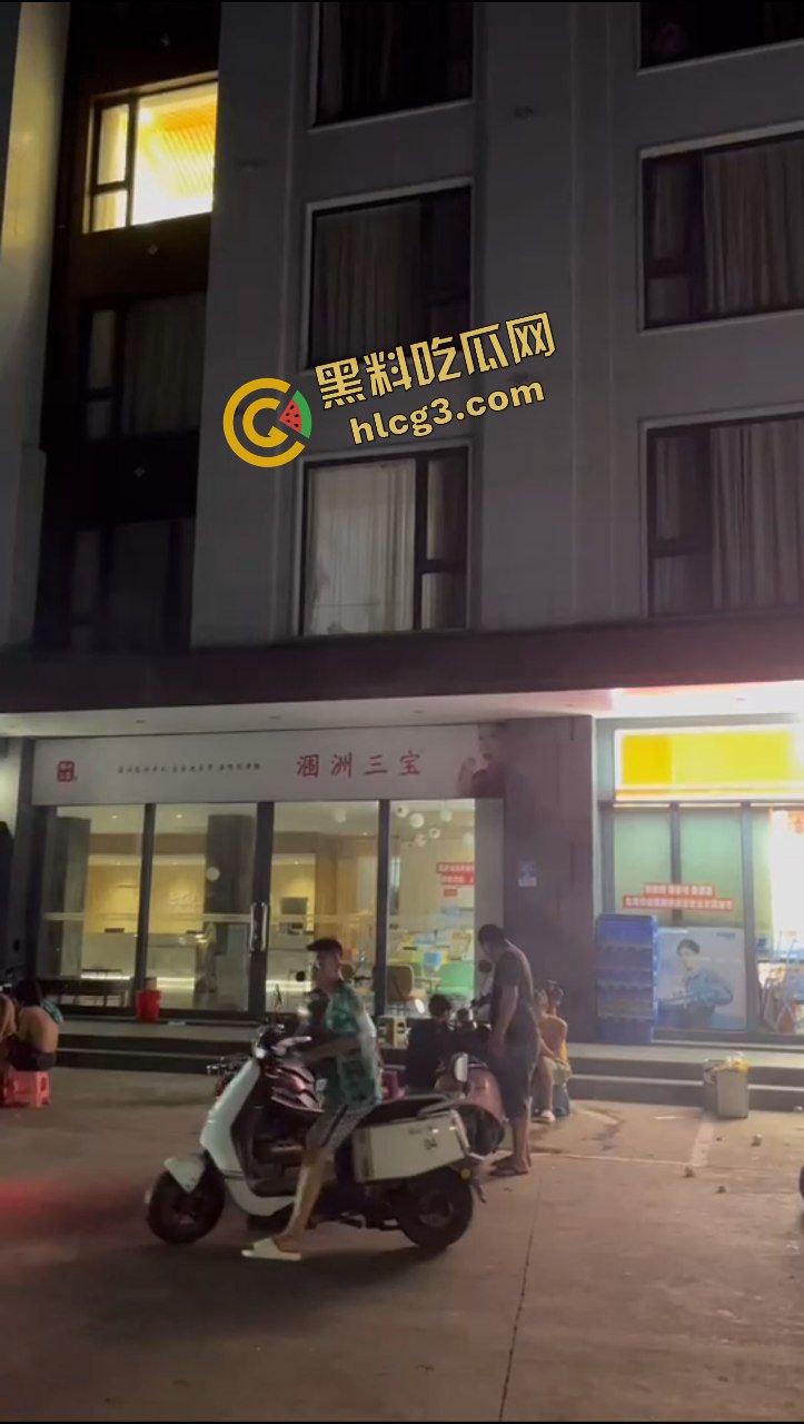 广西北海涠洲 小情侣激情后入性爱 窗帘透光一览无余 被路人偷拍 太猛了吧-1