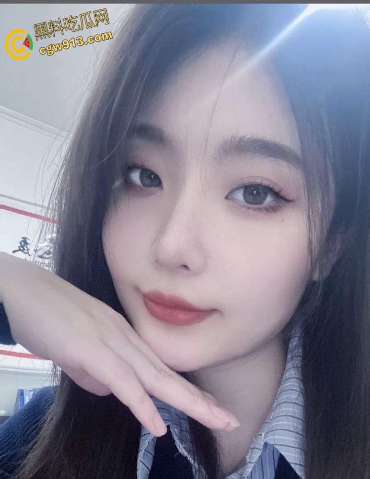 西安高颜值御姐【邢惠雯】，从沙发口到床上，深喉舔鸡巴跪膝舐菊，饥渴状如饿鬼附体，太会玩了 ！-3