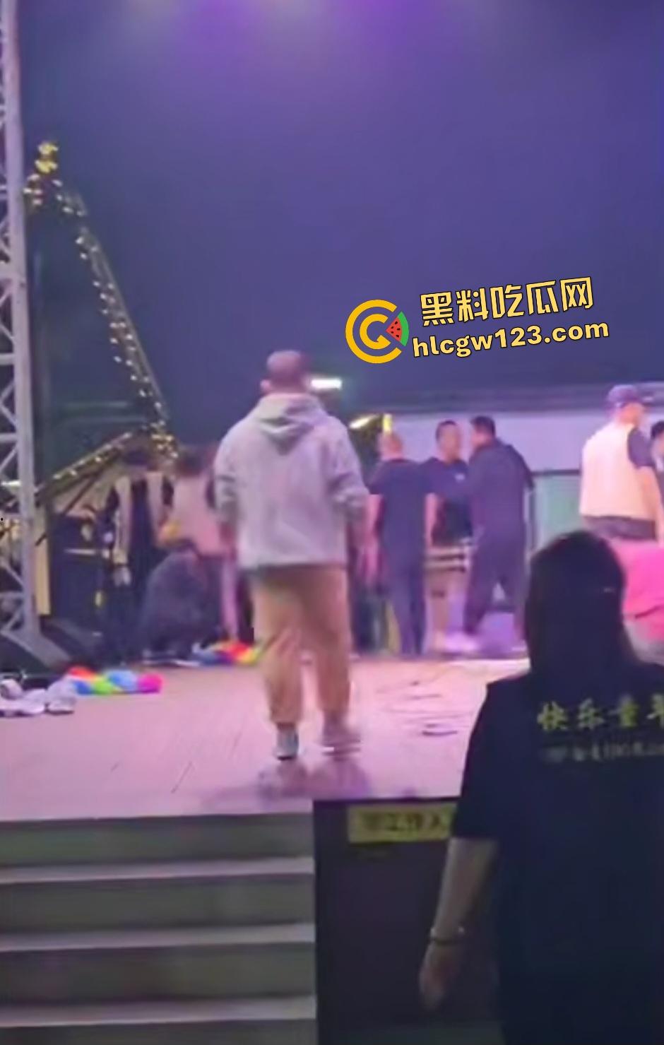 舞台上惊天黑料老婆被猥亵,妻子还抱老公让几人打成猪头,事后老公查出老婆出轨!-1