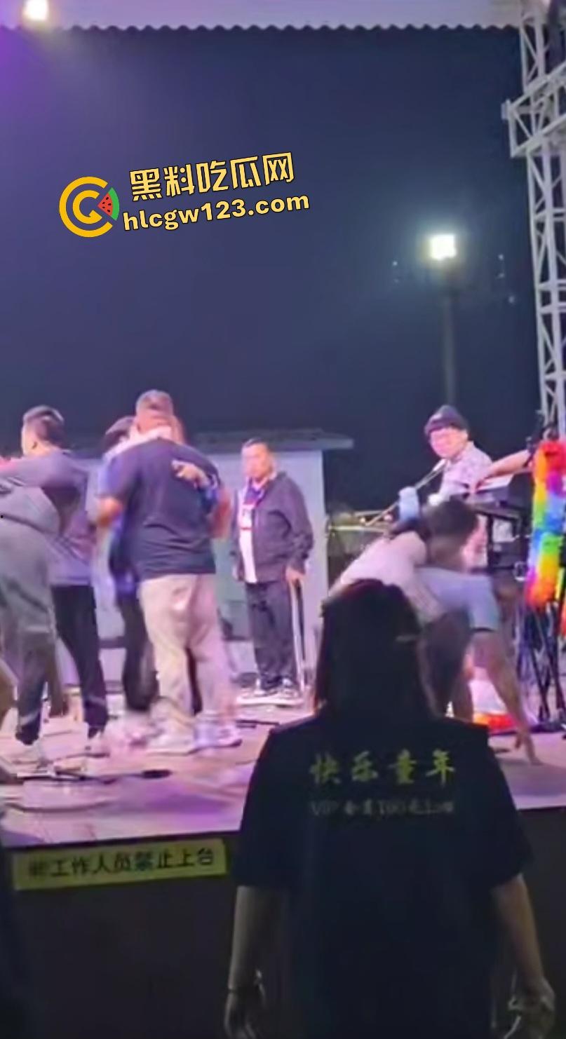 舞台上惊天黑料老婆被猥亵,妻子还抱老公让几人打成猪头,事后老公查出老婆出轨!-4